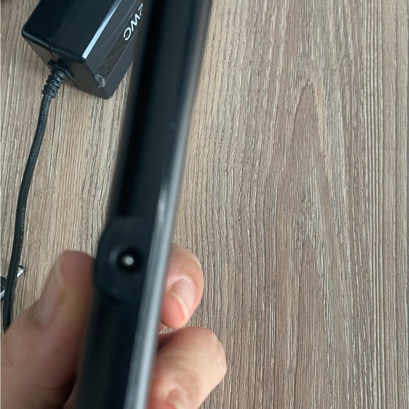 Anker Dual Fast Wireless Charger in Black - Picture 8 of 11